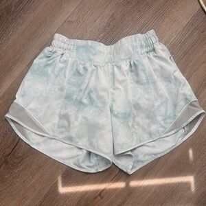 🍋 Lululemon Hotty Hot Low-rise Marble Dye Shorts Size 4.